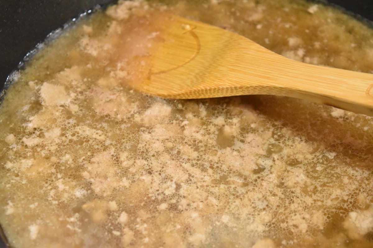 スープの材料を加える(もやしとコーンの味噌ラーメン風スープ)