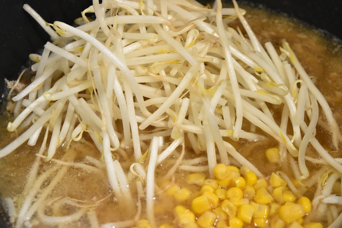 もやしとコーンを加える(もやしとコーンの味噌ラーメン風スープ)