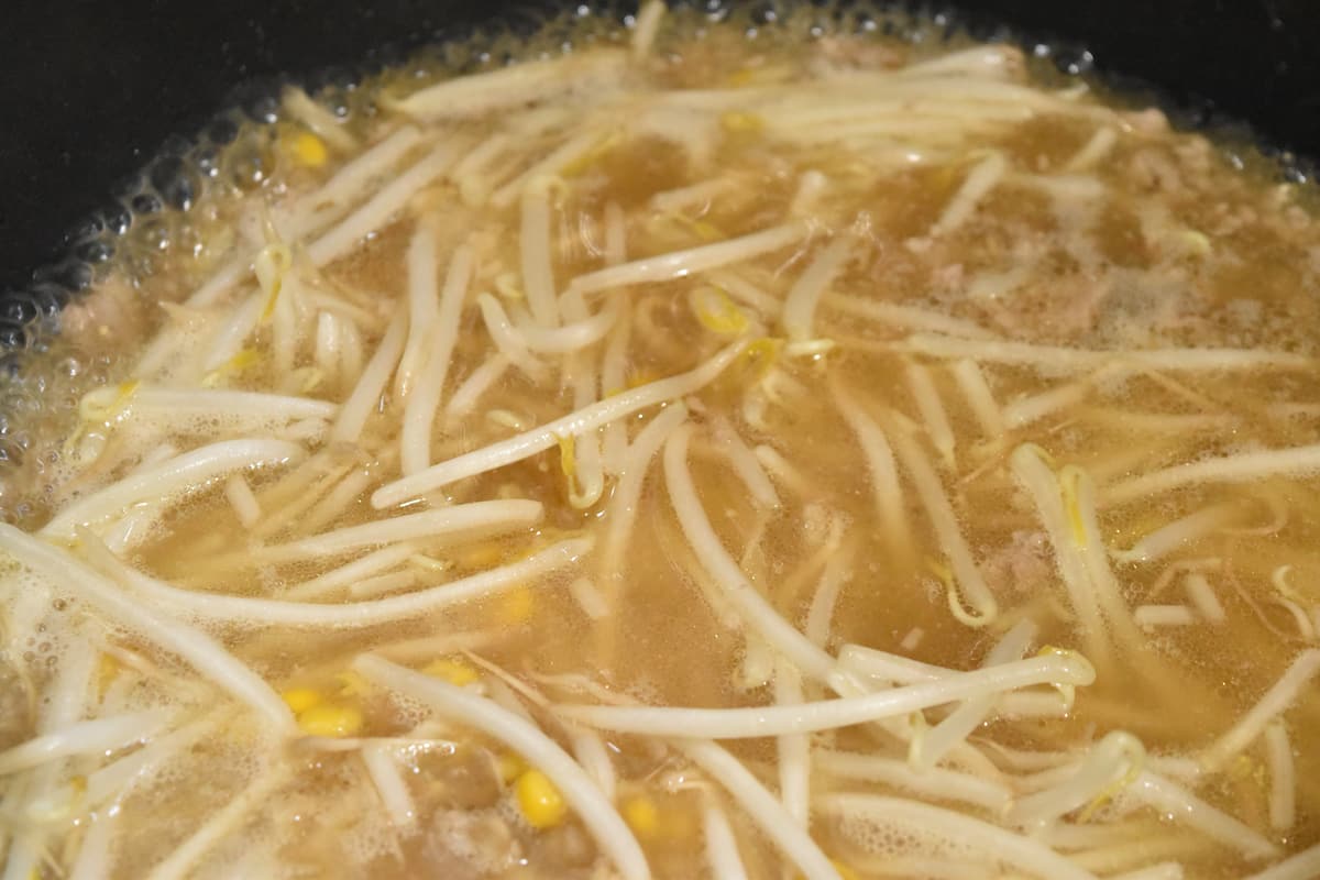 加熱する(もやしとコーンの味噌ラーメン風スープ)