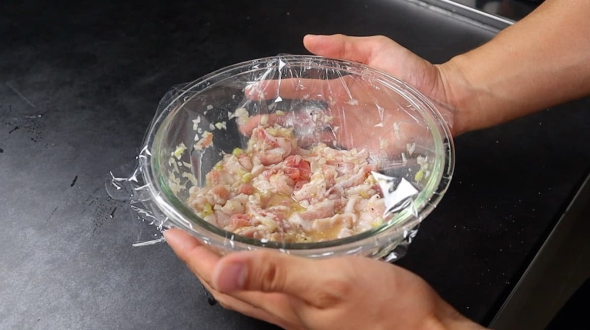 ラップをしてレンチンだれウマ　ねぎ塩豚カルビ丼