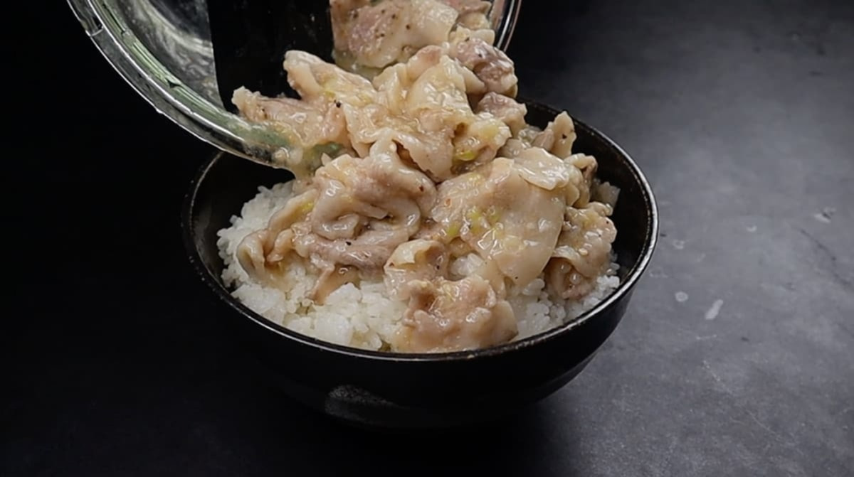 ご飯の上に盛り付ける　だれウマ　ねぎ塩豚カルビ丼