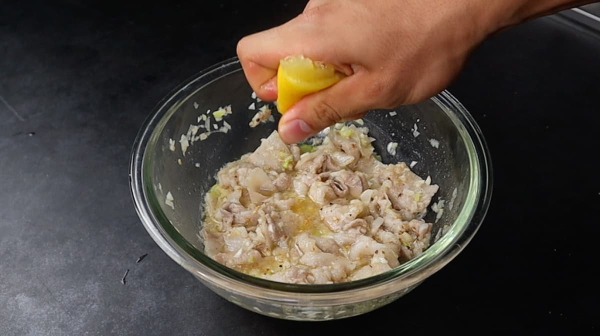 レモンを絞る　だれウマ　ねぎ塩豚カルビ丼