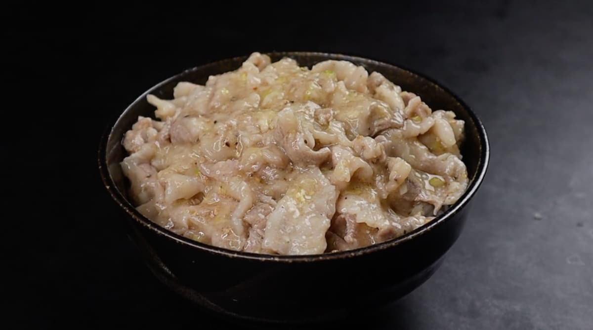 レンチンとは思えない!レモンでさっぱり「ねぎ塩豚カルビ丼」の作り方