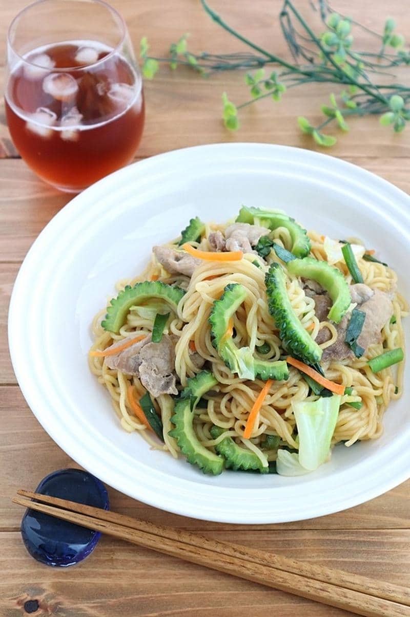 夏に食べたい！ほろ苦味がおいしい「ゴーヤの焼きそば」4選