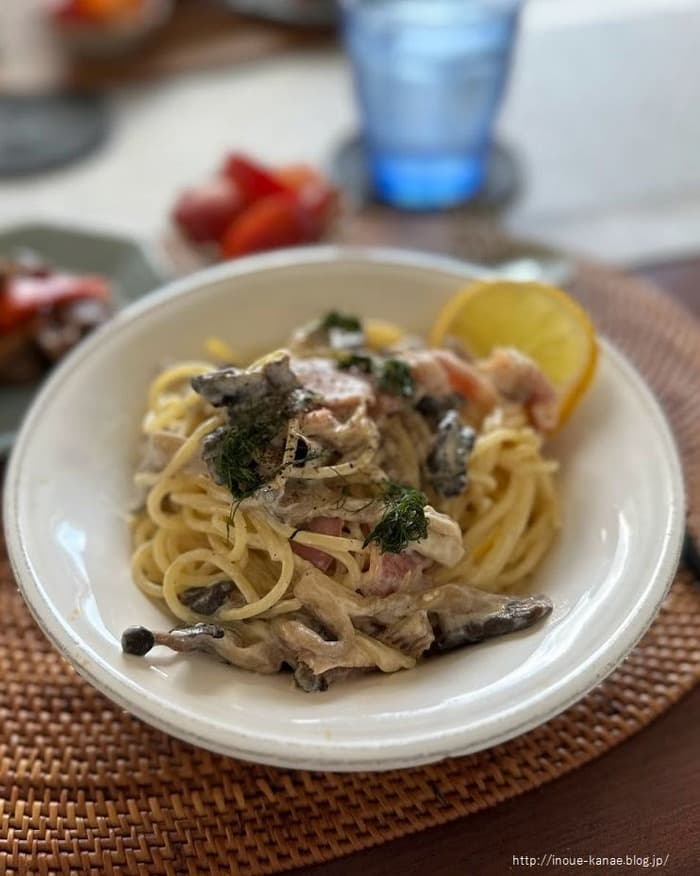 クリーミーでさわやか!「きのことベーコンのレモンチーズパスタ」レシピ