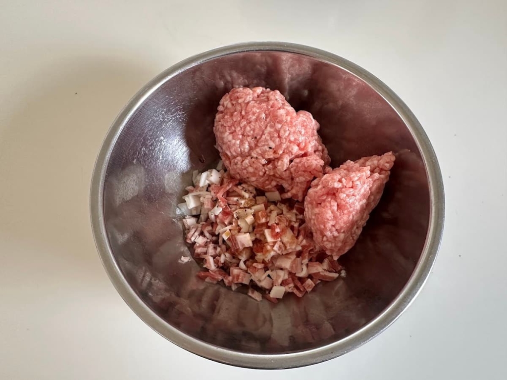 「肉汁あふれる肉餃子」レシピ　肉だねのコツ