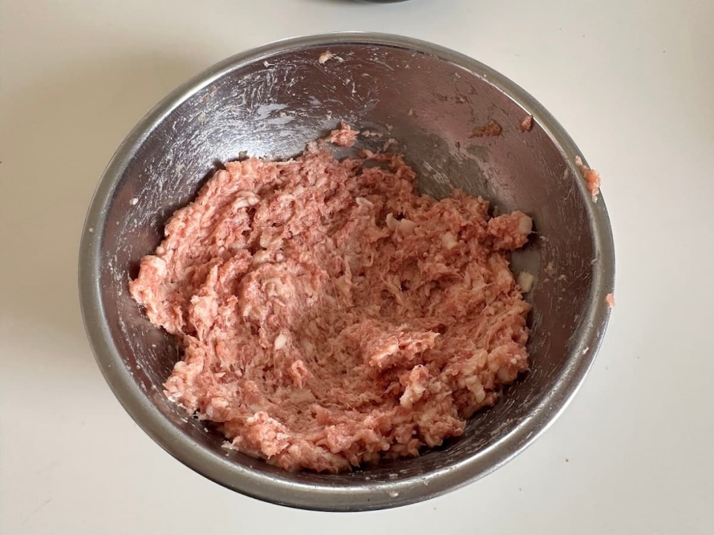 「肉汁あふれる肉餃子」レシピ　練り混ぜる