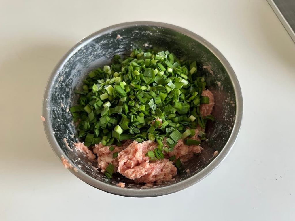 「肉汁あふれる肉餃子」レシピ　野菜を加える