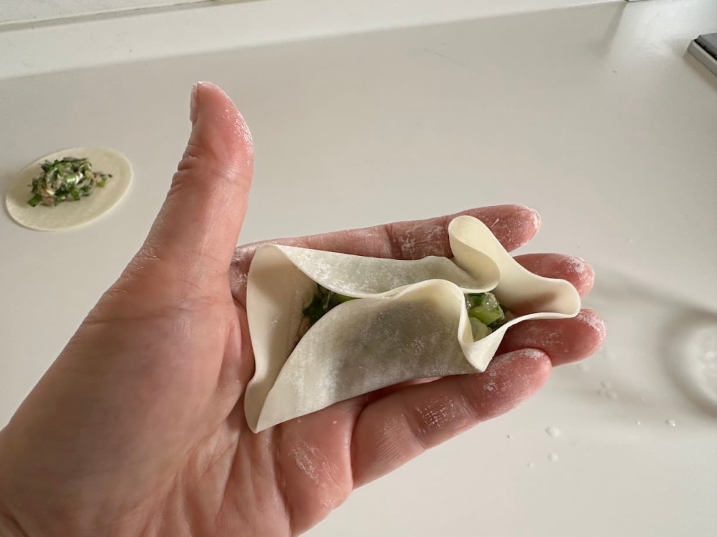 「肉汁あふれる肉餃子」レシピ　餃子の包み方