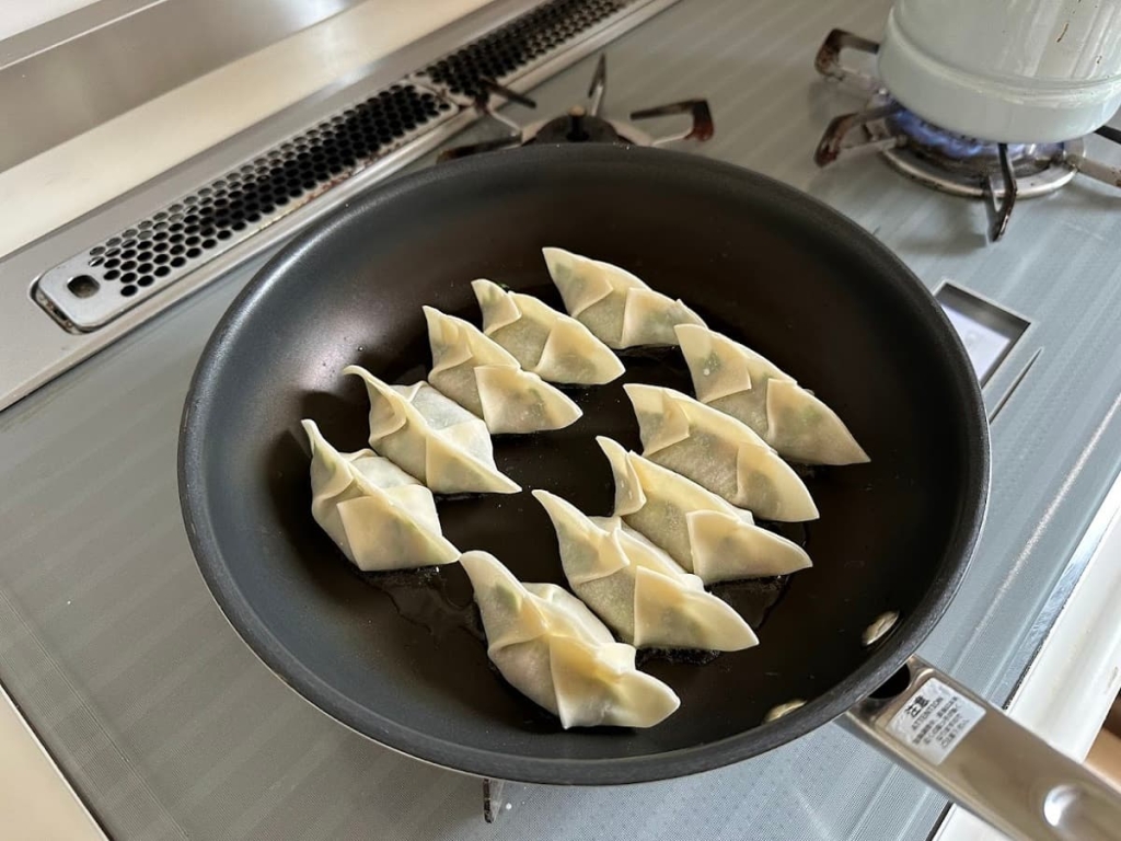 「肉汁あふれる肉餃子」レシピ　フライパンに並べる