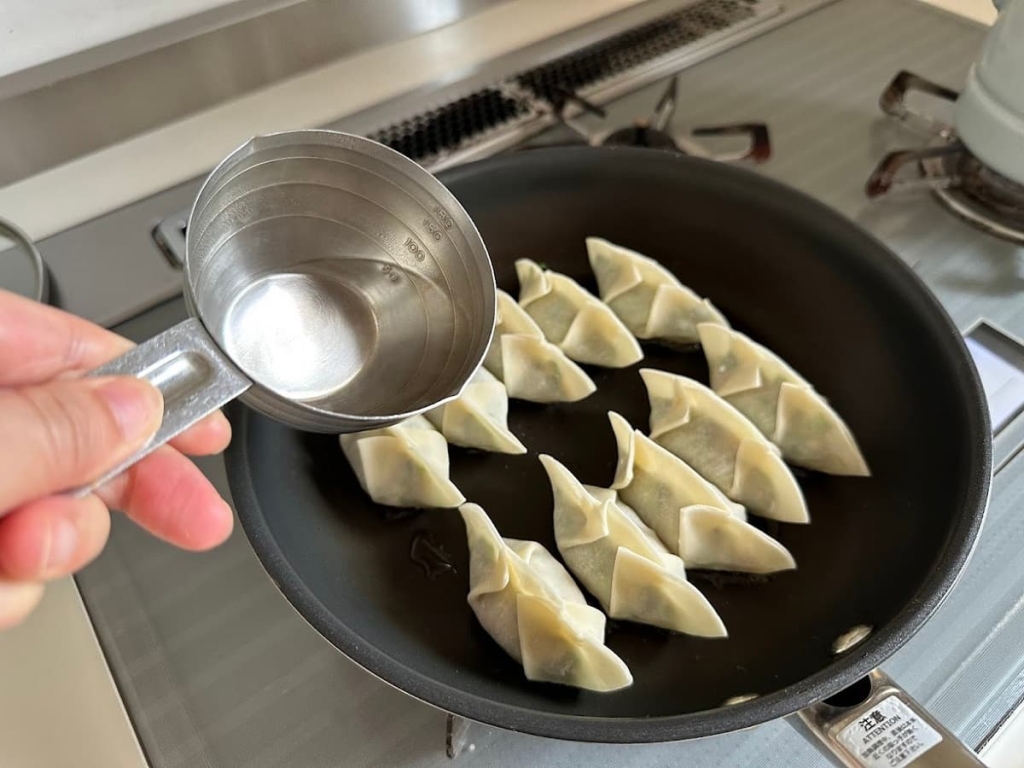 「肉汁あふれる肉餃子」レシピ　熱湯を注ぐ