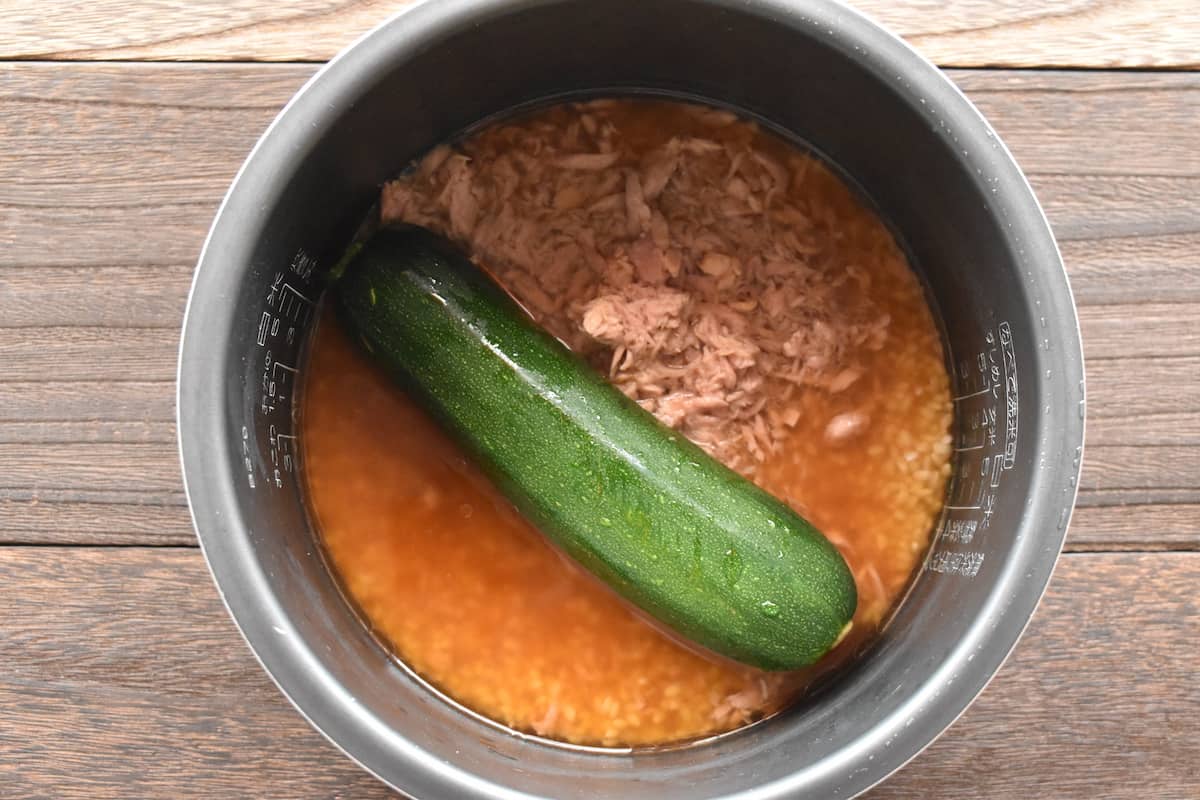 炊飯する(ズッキーニとツナの炊き込みご飯)
