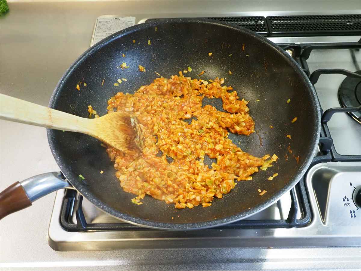 サラダチキンとキャベツの焼きケチャップチャーハン