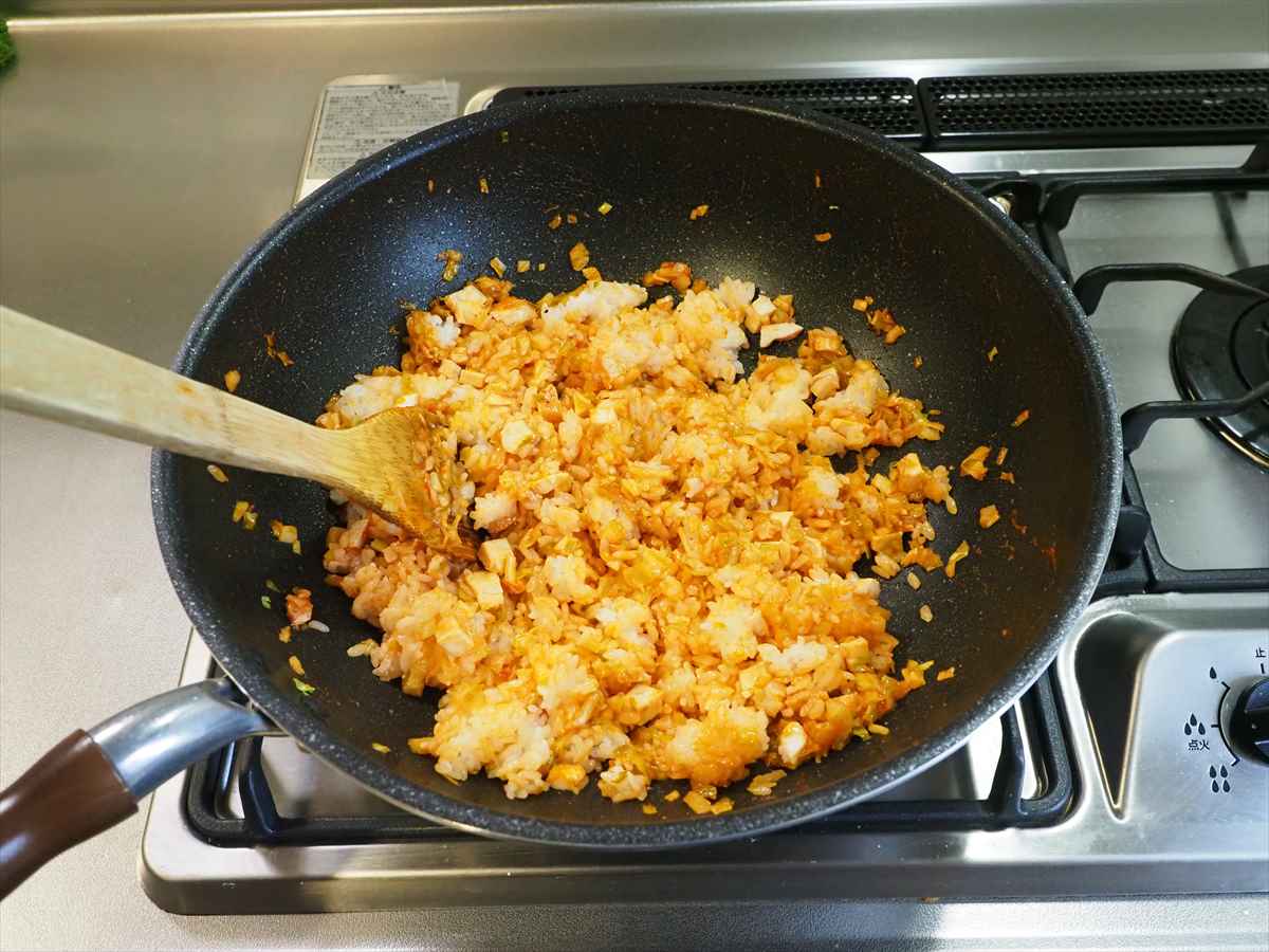 サラダチキンとキャベツの焼きケチャップチャーハン