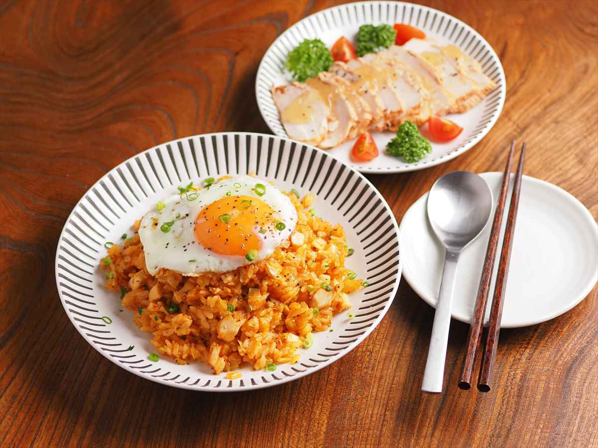 サラダチキンとキャベツの焼きケチャップチャーハン