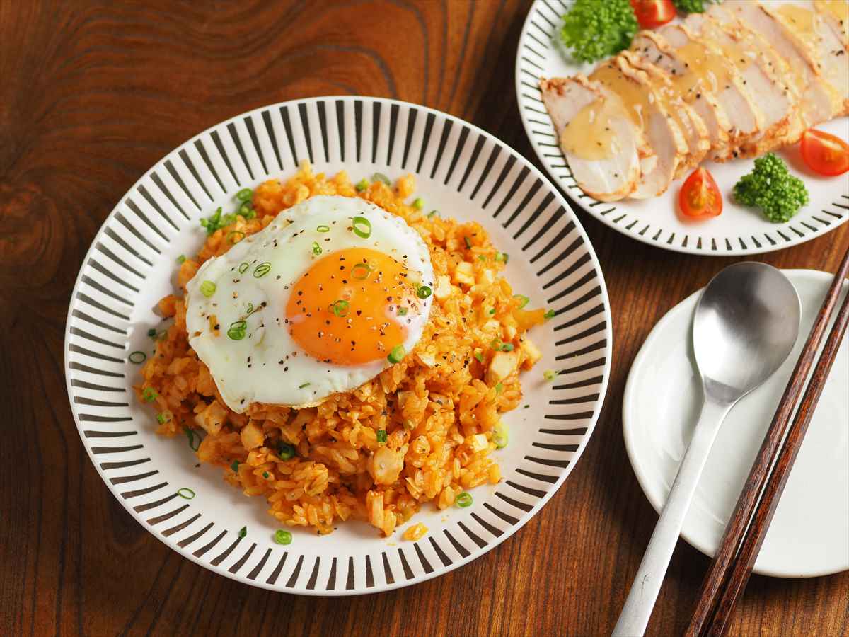 サラダチキンとキャベツの焼きケチャップチャーハン