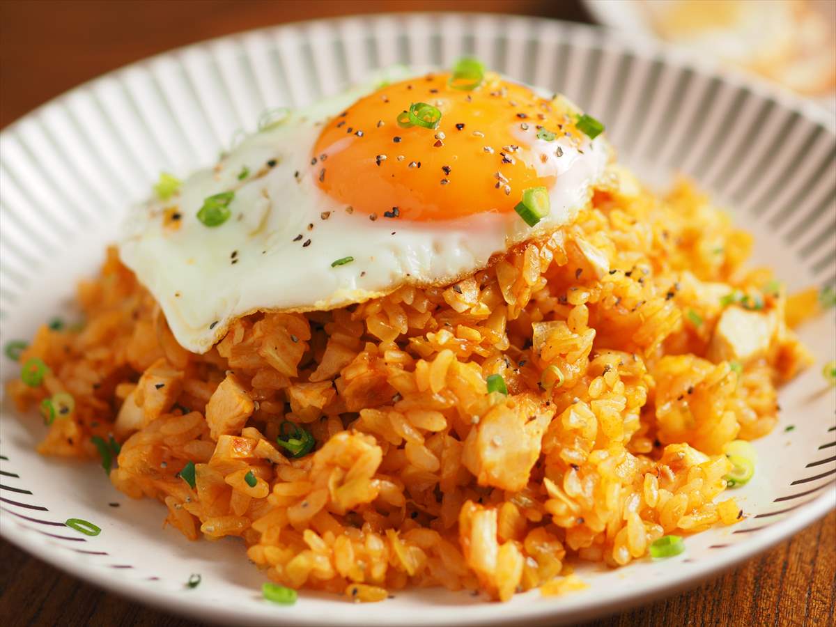 サラダチキンとキャベツの焼きケチャップチャーハン