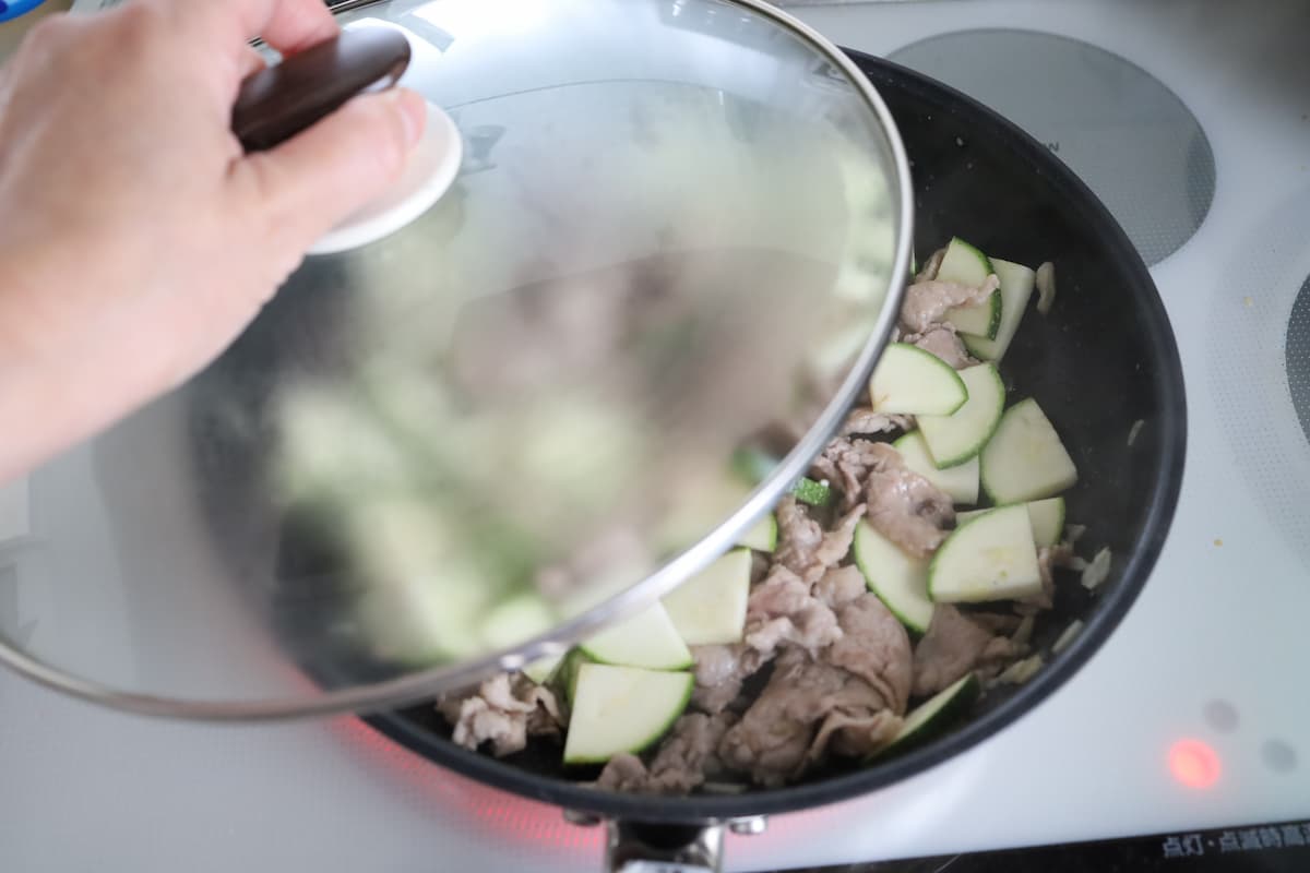 ズッキーニと豚肉のピリ辛にんにく炒め
