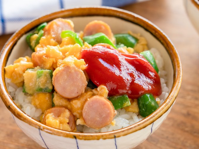 パパッと完成!15分以内で作れる「ソーセージ×卵」のご飯もの