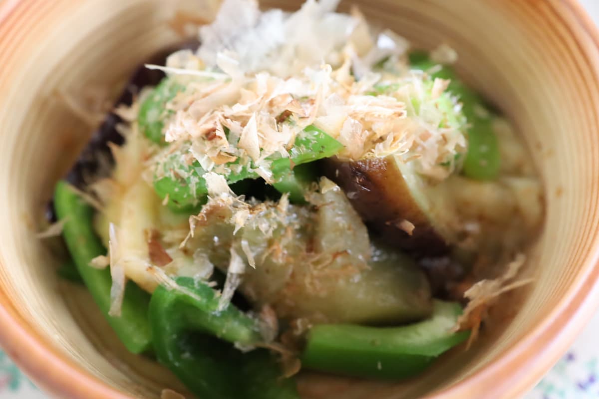 夏の調理は電子レンジに頼るべし！お手軽「なすとピーマンの煮びたし」レシピ