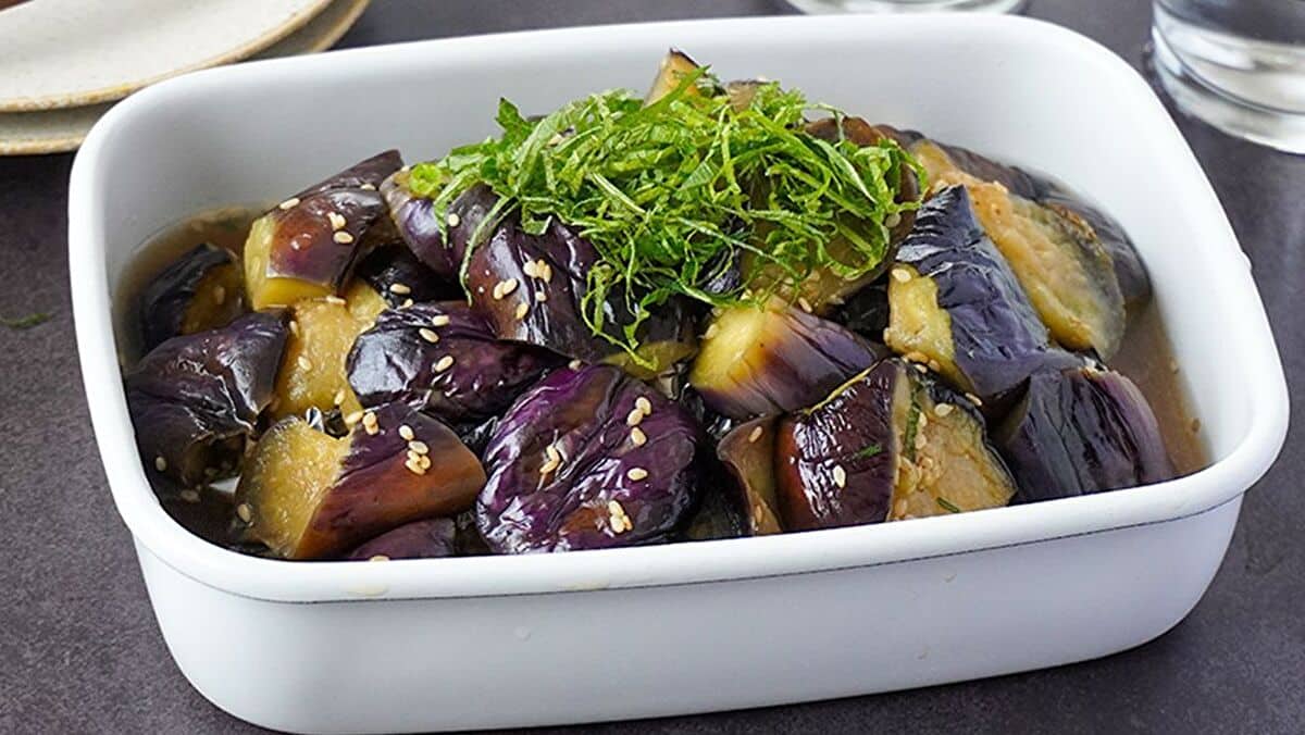 電子レンジや少量の油でできる！揚げない「なすの煮びたし」