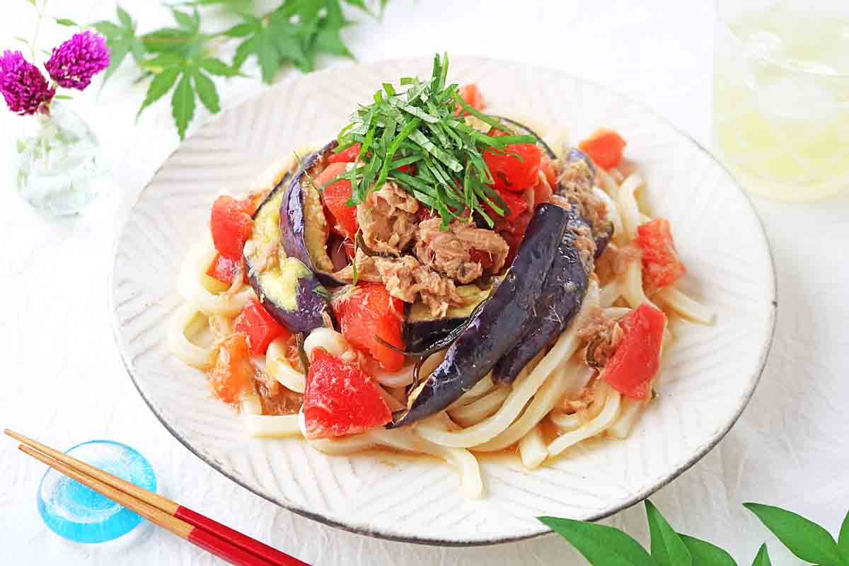 夏休みランチに大活躍！「なすとトマトのぶっかけツナうどん」