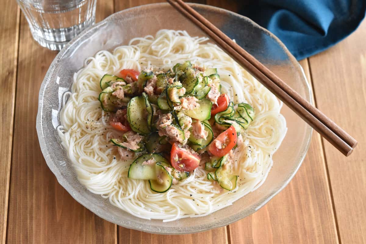 鶏がらスープのつゆが絶品！「ツナとズッキーニの旨塩そうめん」レシピ