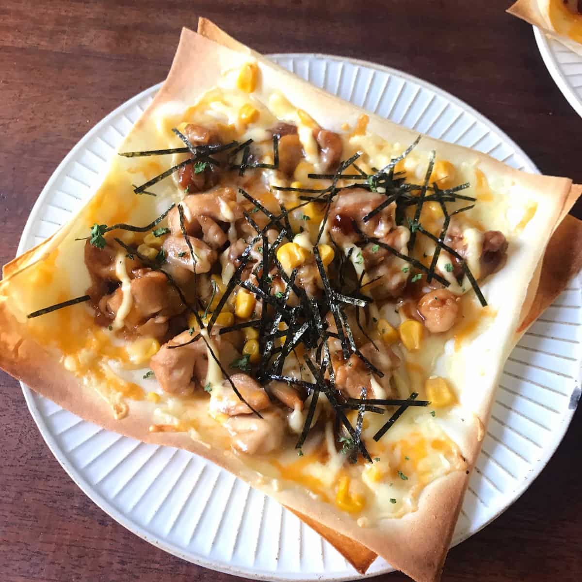 春巻きの皮で簡単！「クリスピー照り焼きチキンピザ」レシピ