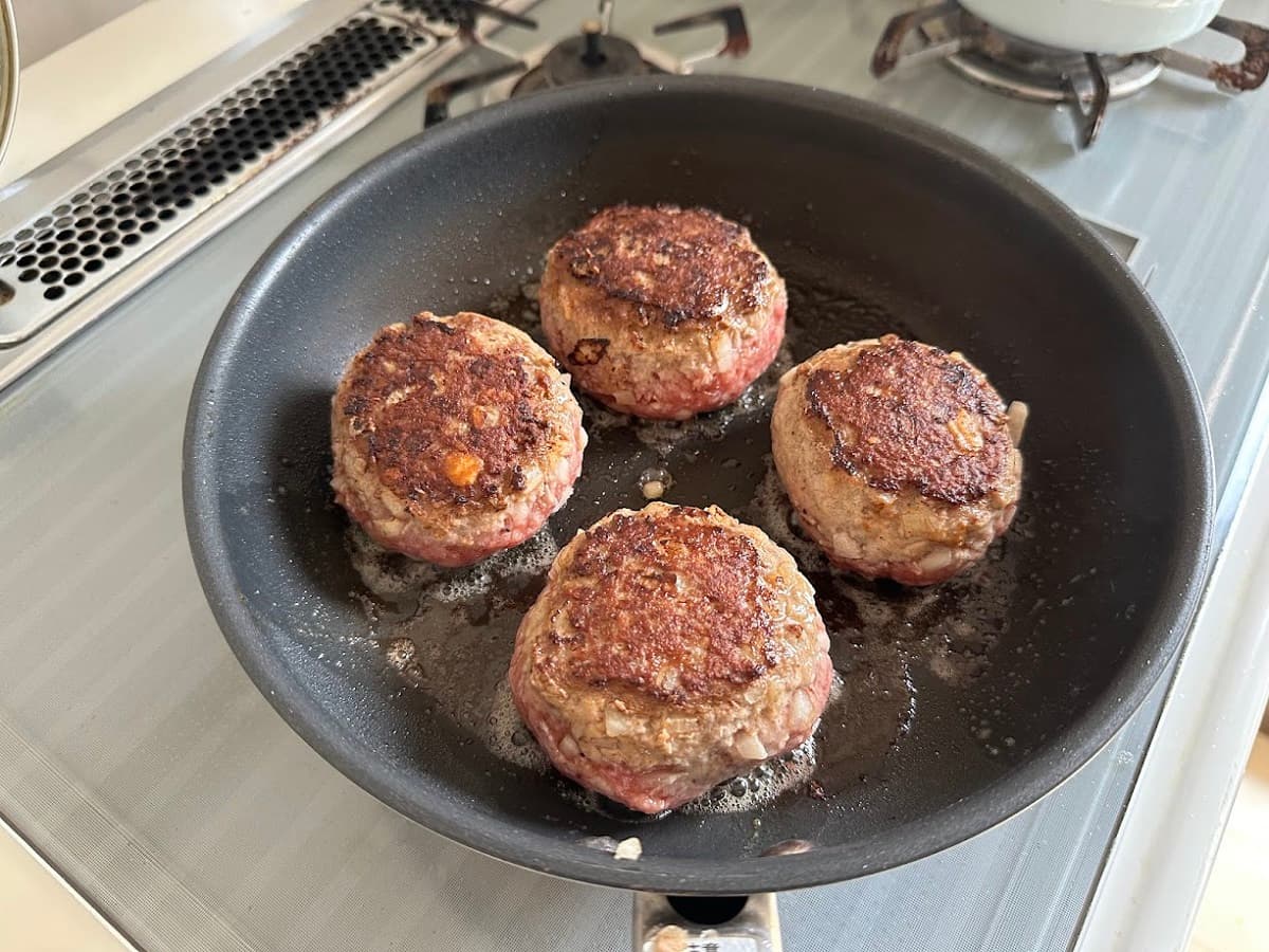肉汁が出ない焼き方って？これなら失敗なし！「肉汁あふれるハンバーグ」のレシピ・作り方