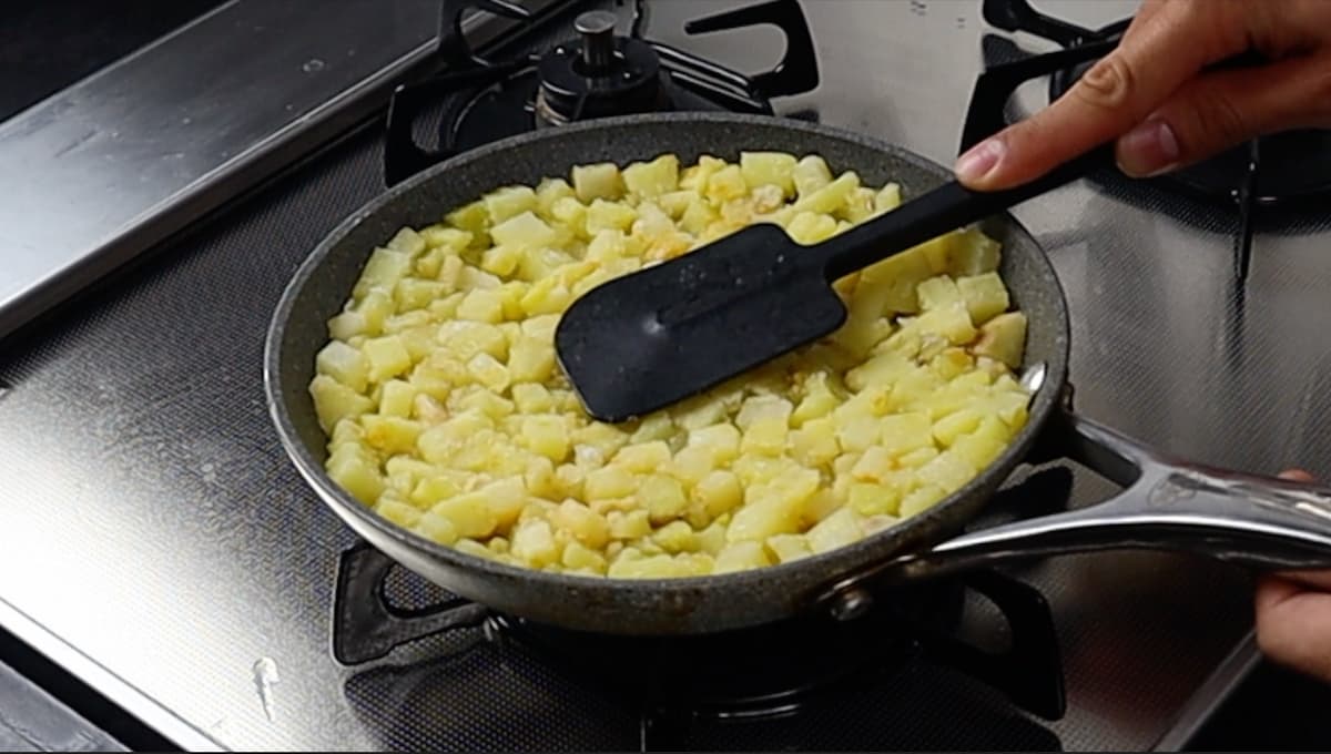 ゴムベラで押さえつける　だれウマ　じゃがいものカリカリ焼き
