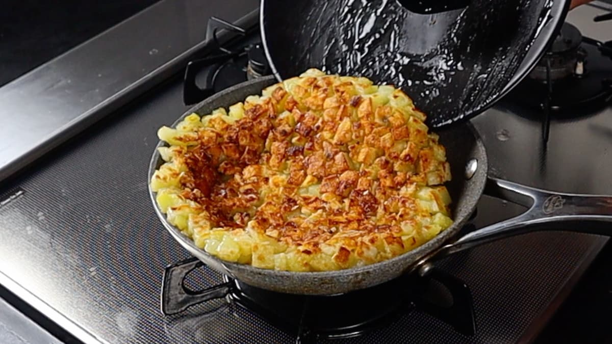 平皿からスライドさせる　だれウマ　じゃがいものカリカリ焼き
