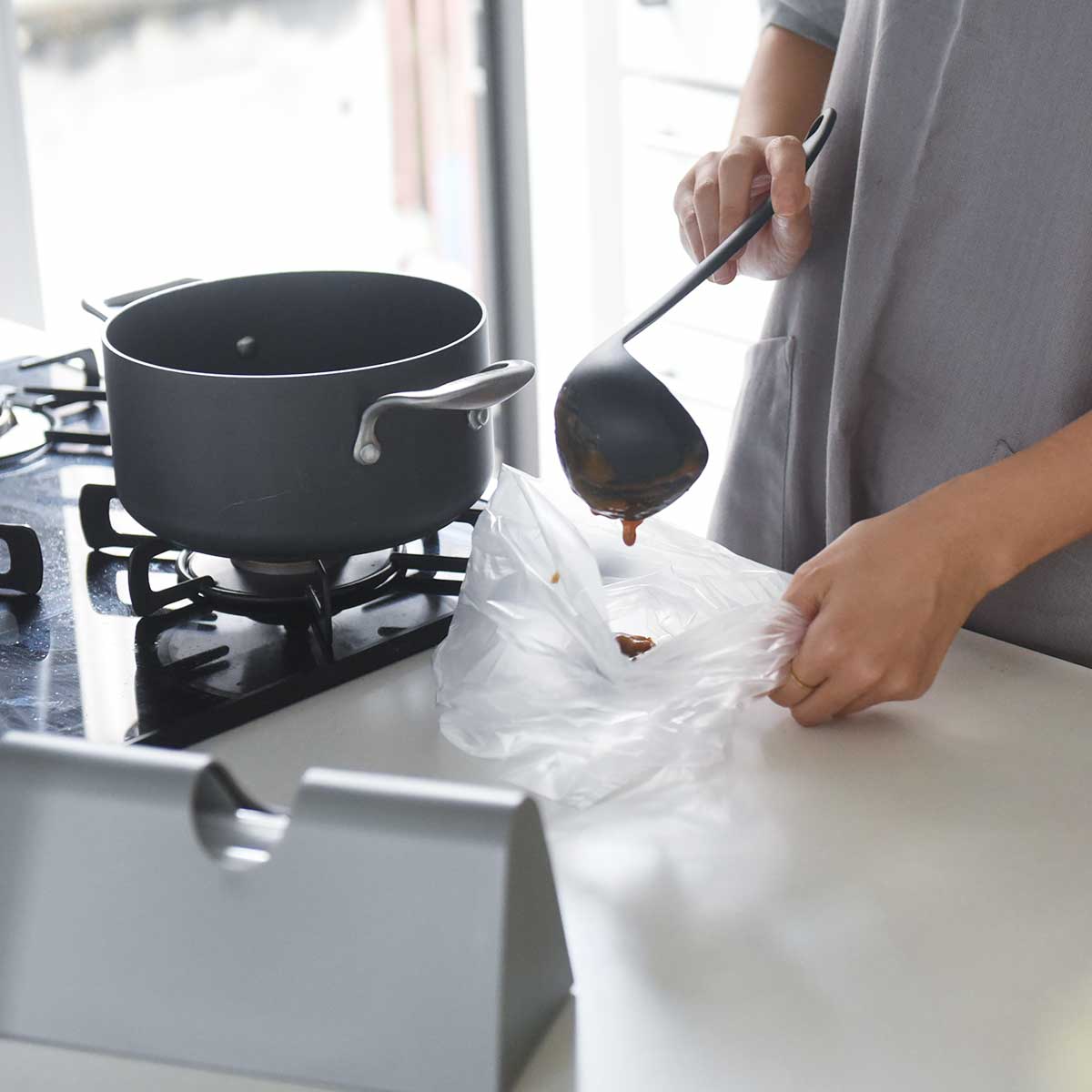 話題の「食品用ポリ袋」がもっと便利に!かゆいところに手が届く専用ホルダー登場