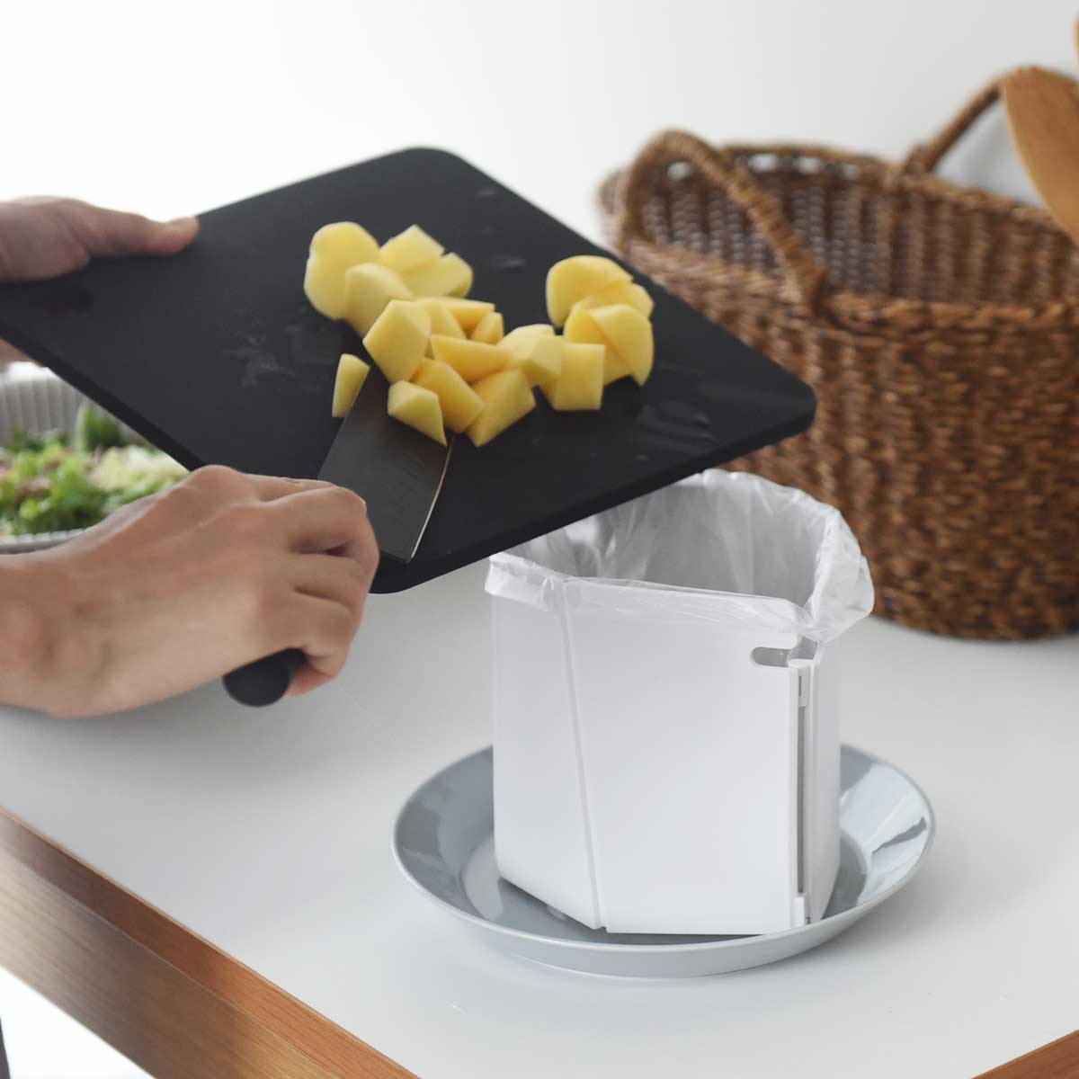 話題の「食品用ポリ袋」がもっと便利に!かゆいところに手が届く専用ホルダー登場