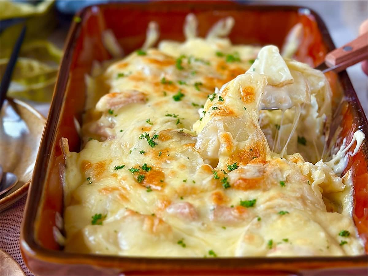 みんな大好き!「じゃがいもとベーコンのチーズグラタン」レシピ