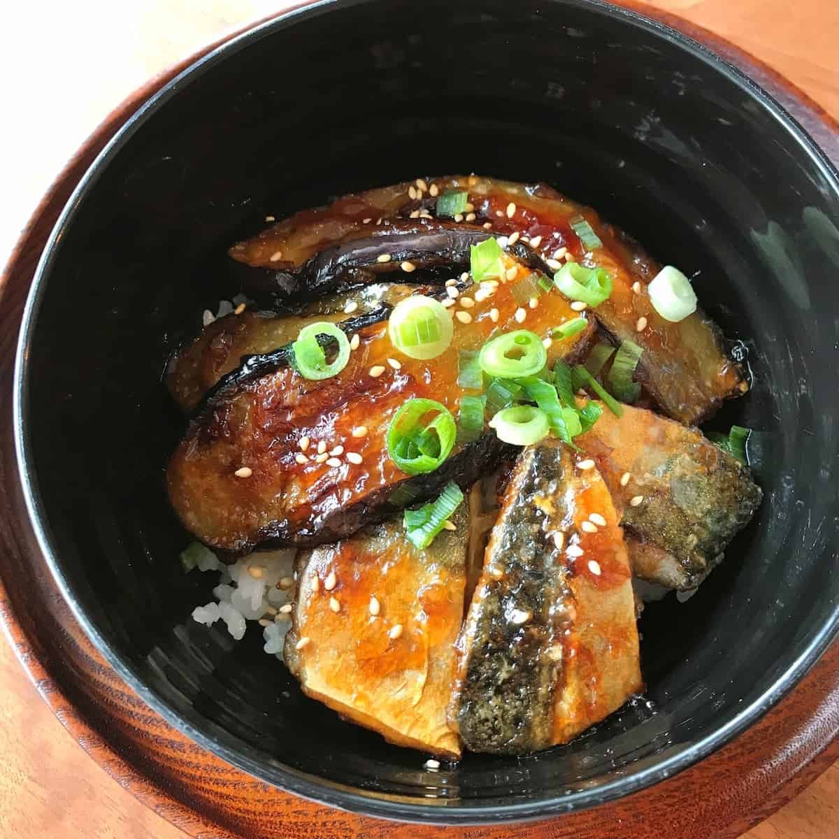 まいのおやつ なすとさばの蒲焼き丼 完成写真