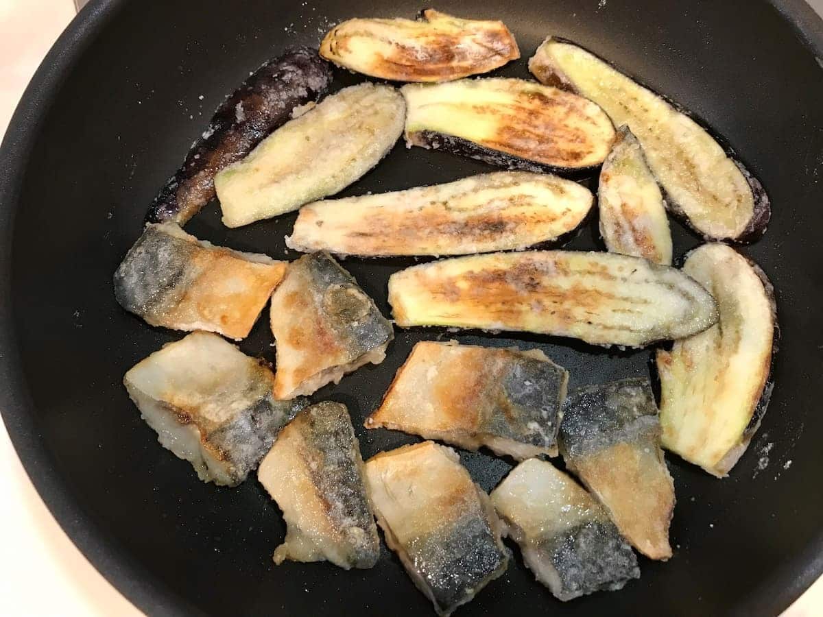 なすとさばの蒲焼き丼 まいのおやつ 材料を焼く