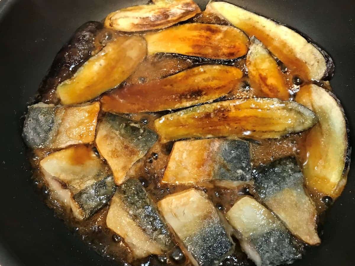 なすとさばの蒲焼き丼 まいのおやつ 煮絡める