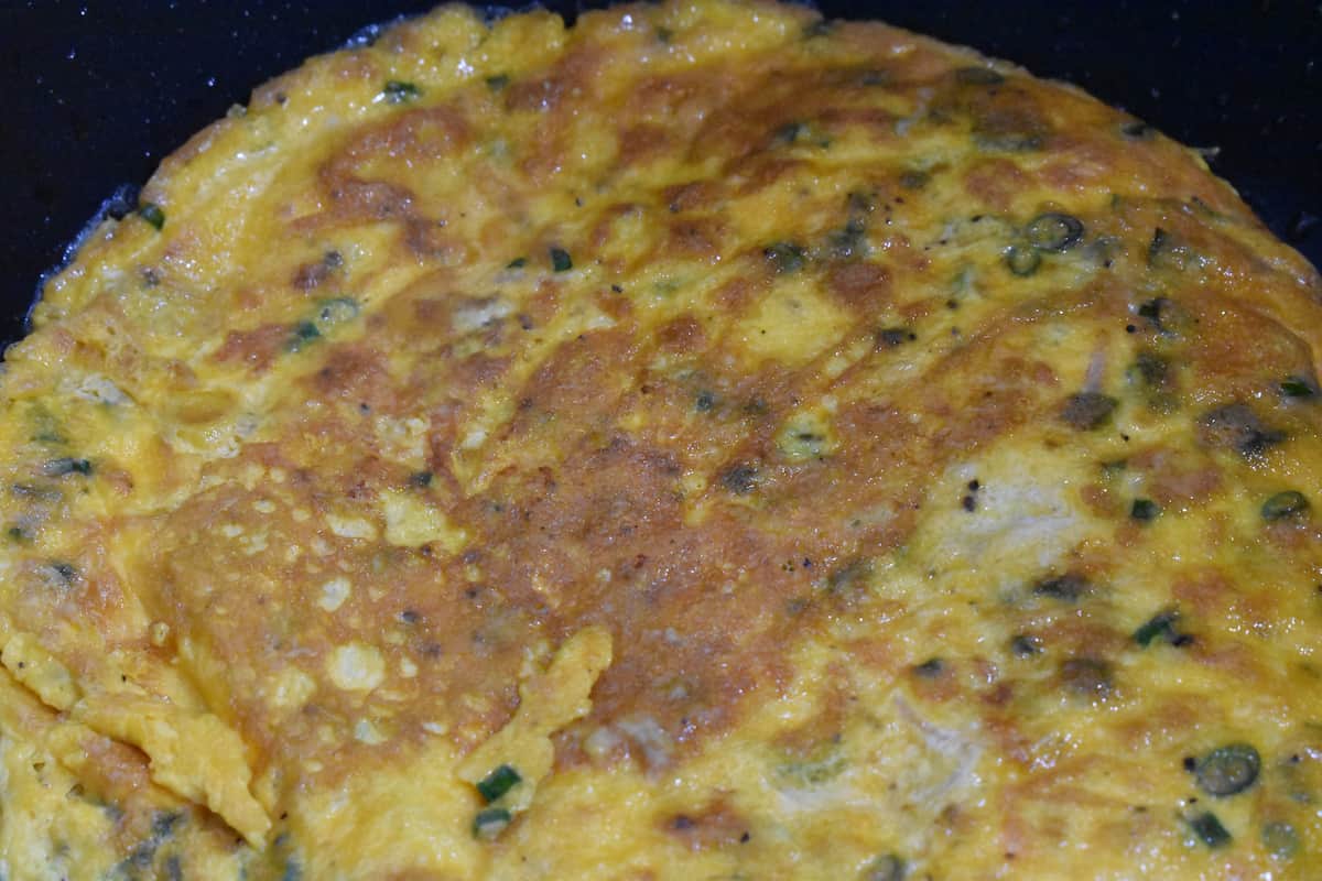 裏返す(ナスのお好み焼き風オムレツ)
