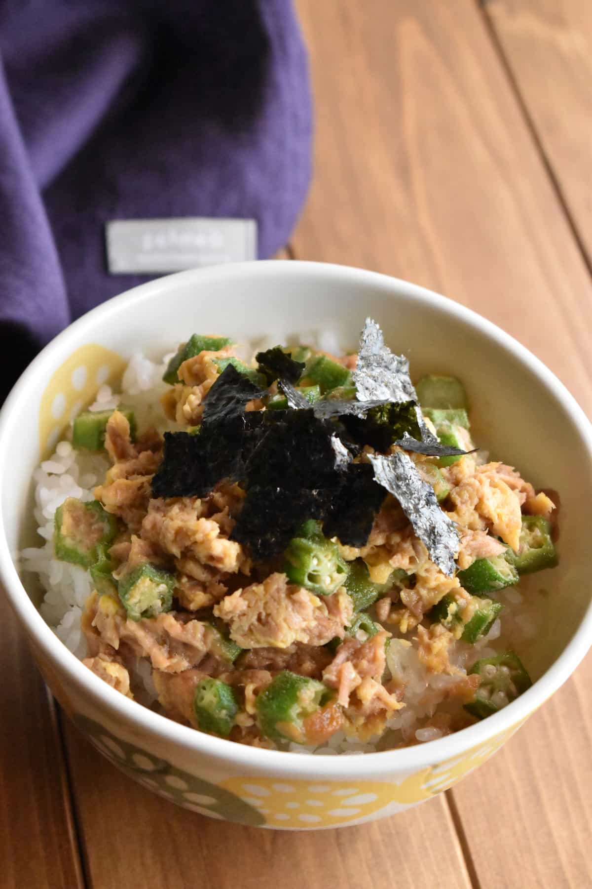 仕上げ(オクラのツナたま丼)