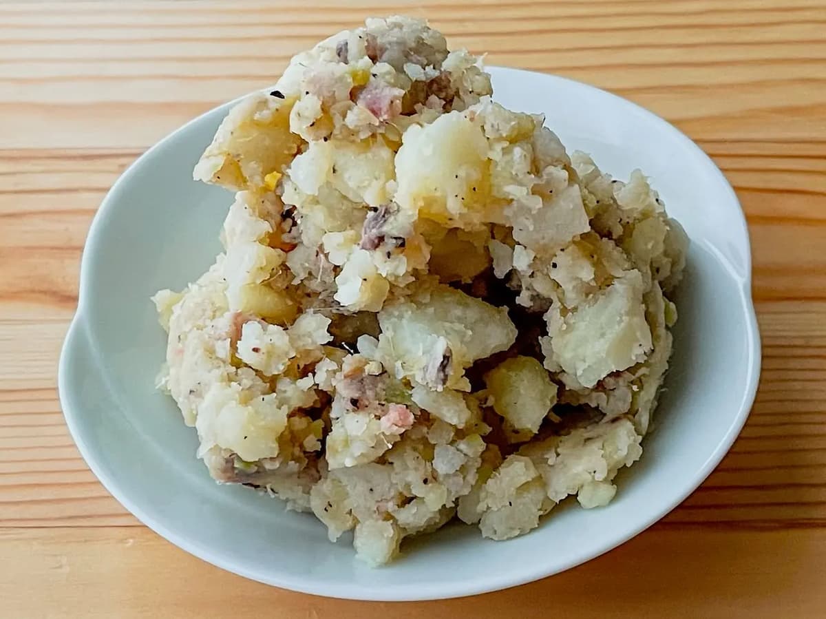 お酒がすすむ♪アンチョビが決め手の「ポテトサラダ」4選