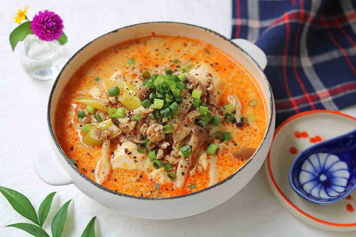 ピリ辛で温まる♪「コクうま担々麺風豆腐スープ」レシピ