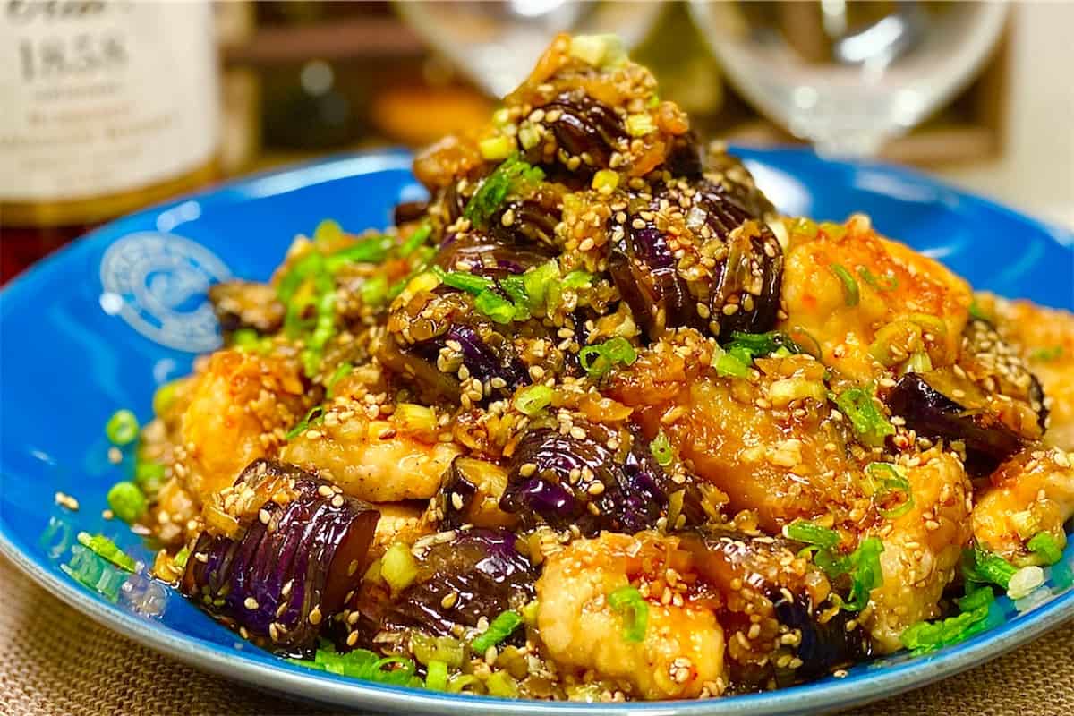 おいしすぎておかわり必至!「鶏むね肉とトロトロなすのやみつき油淋鶏」レシピ