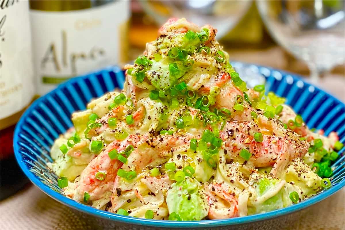 スピードおつまみに!「カニカマとアボカドのからしマヨ和え」レシピ