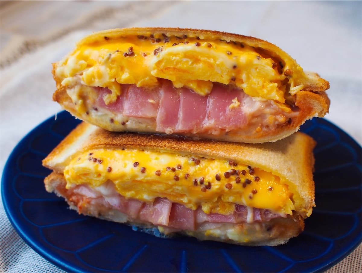 休日の朝にぴったり!「ポテトサラダとベーコンのホットサンド」レシピ