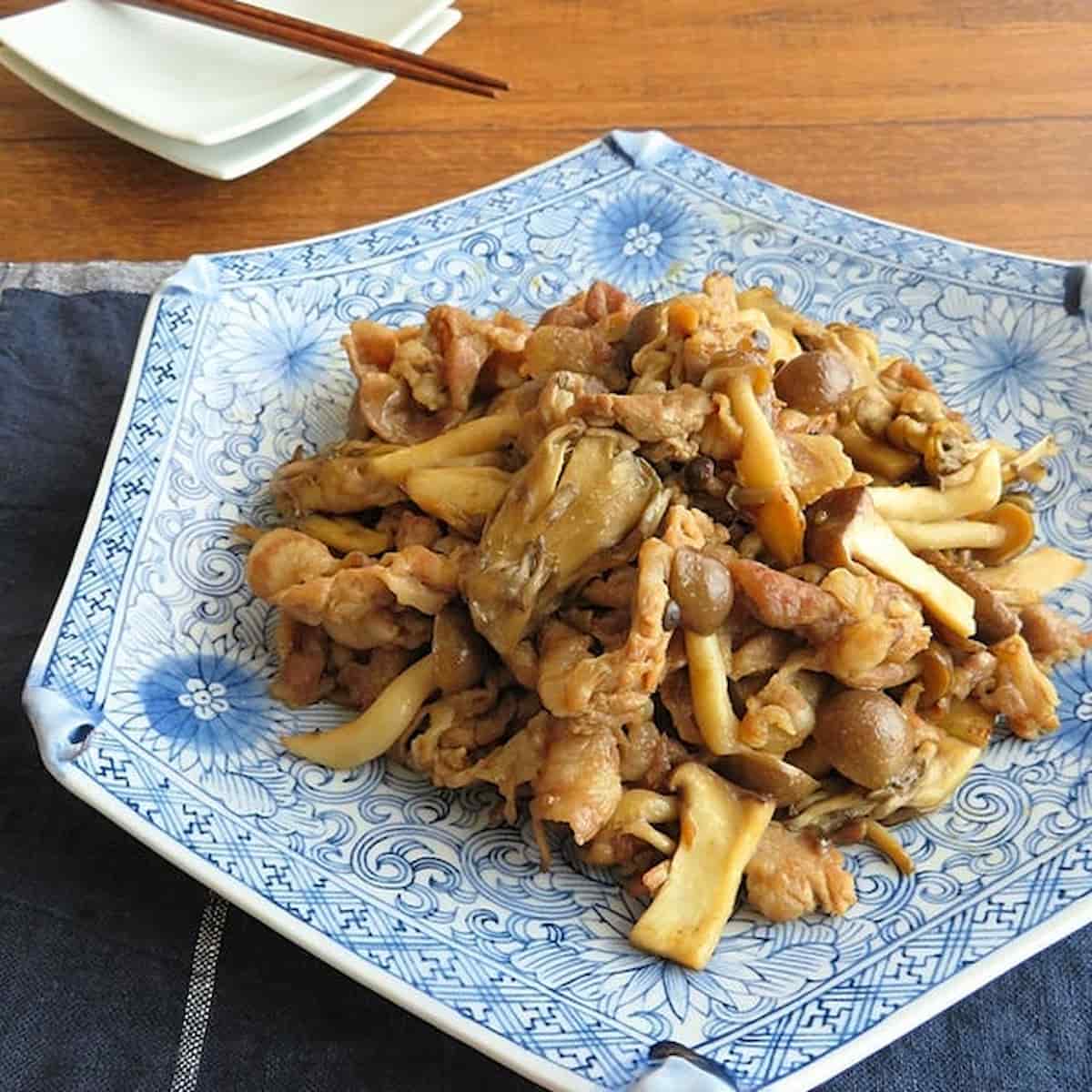 きのこでかさ増し!ボリューム満点の「しょうが焼き」レシピ