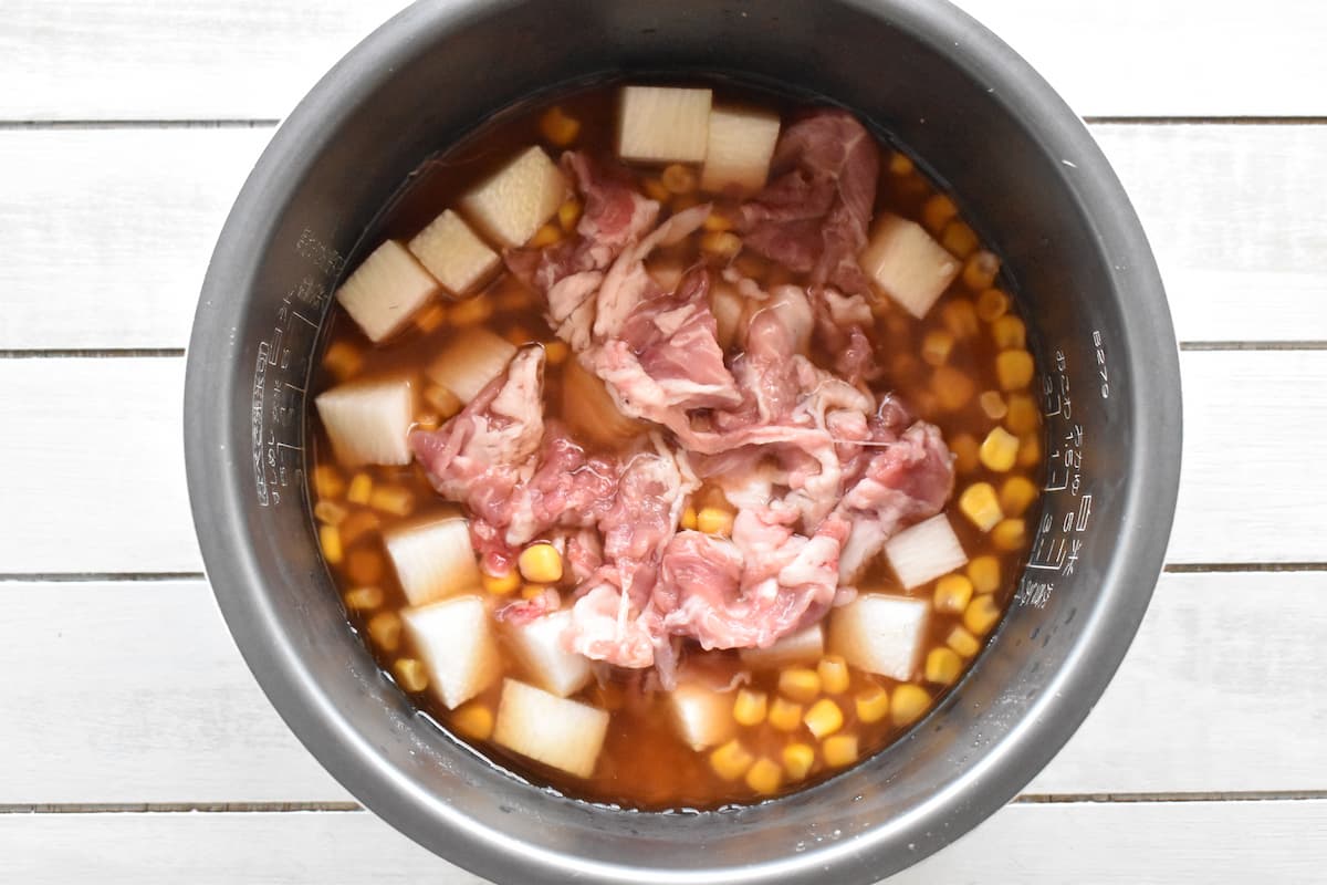 材料を入れて炊飯する(豚こまと長芋の炊き込みご飯)