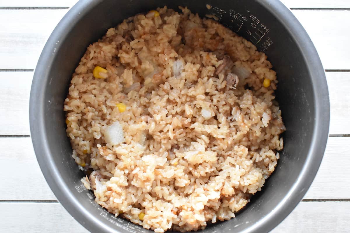 バターを加えてさっくりと混ぜる(豚こまと長芋の炊き込みご飯)