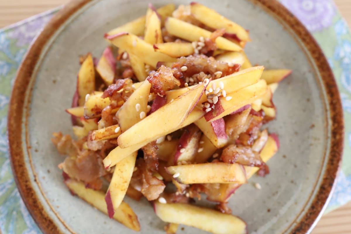 カリカリ食感がたまらない！「さつまいもと豚肉のシンプル炒め」レシピ