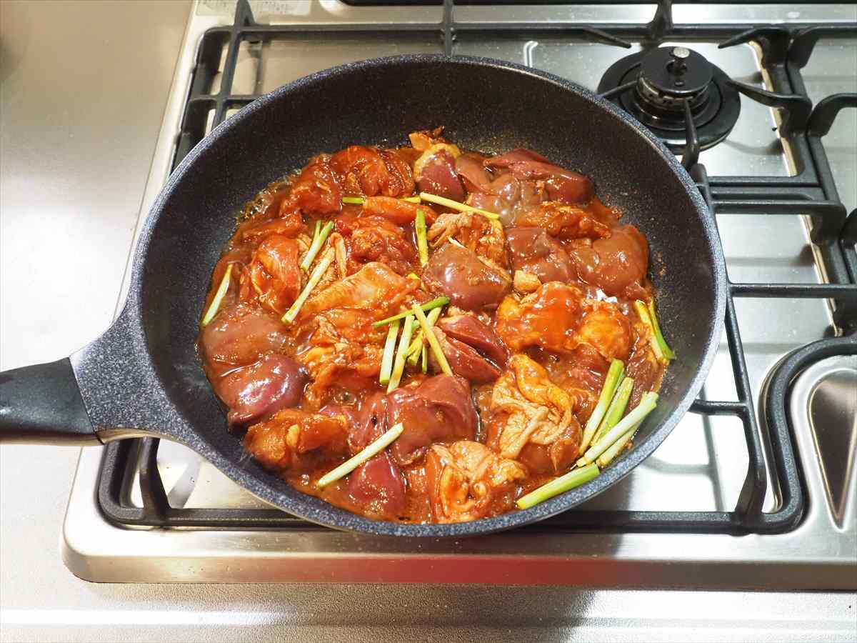 鶏もも肉と鶏レバーのコチュジャン漬け焼き