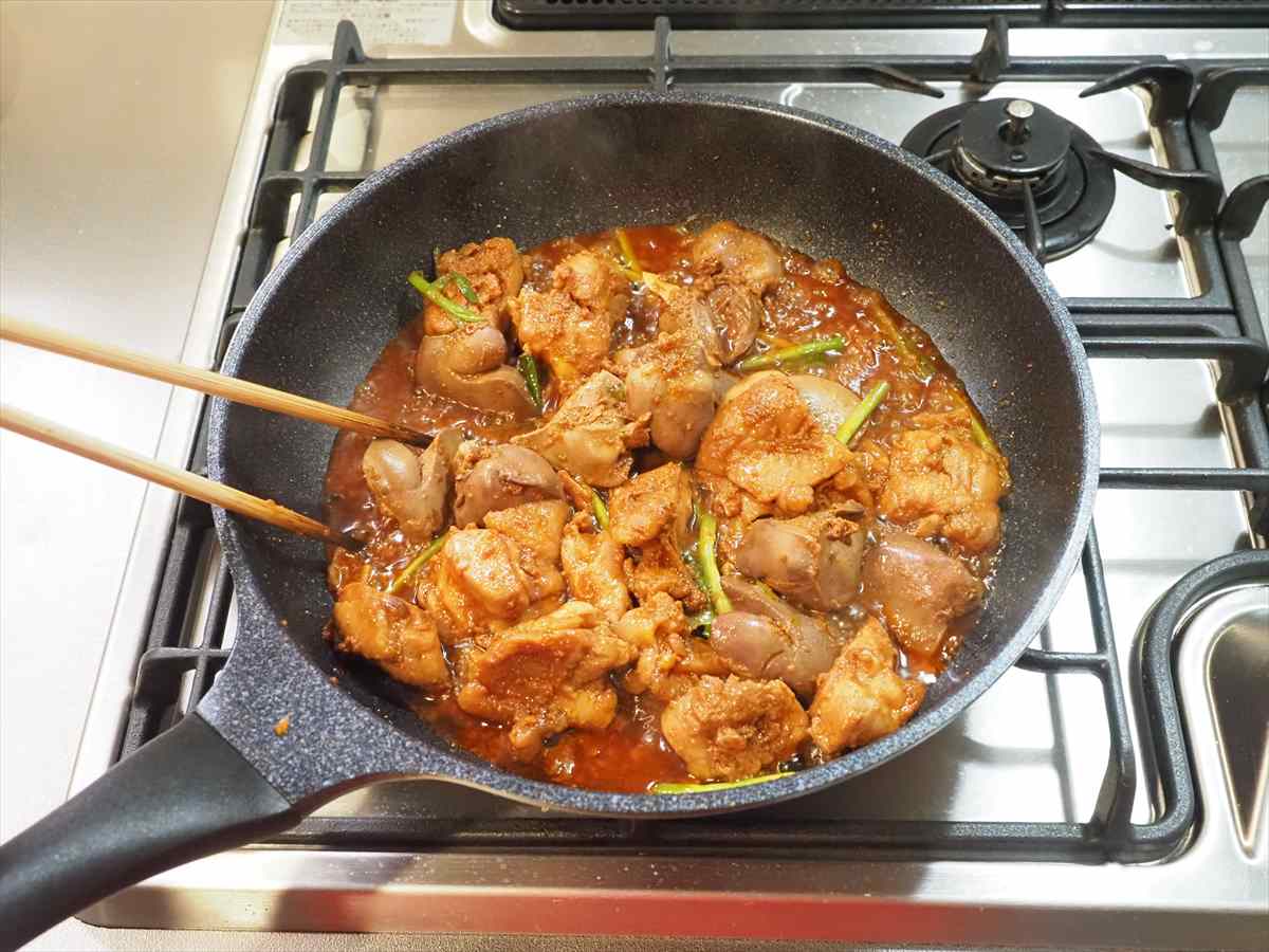 鶏もも肉と鶏レバーのコチュジャン漬け焼き